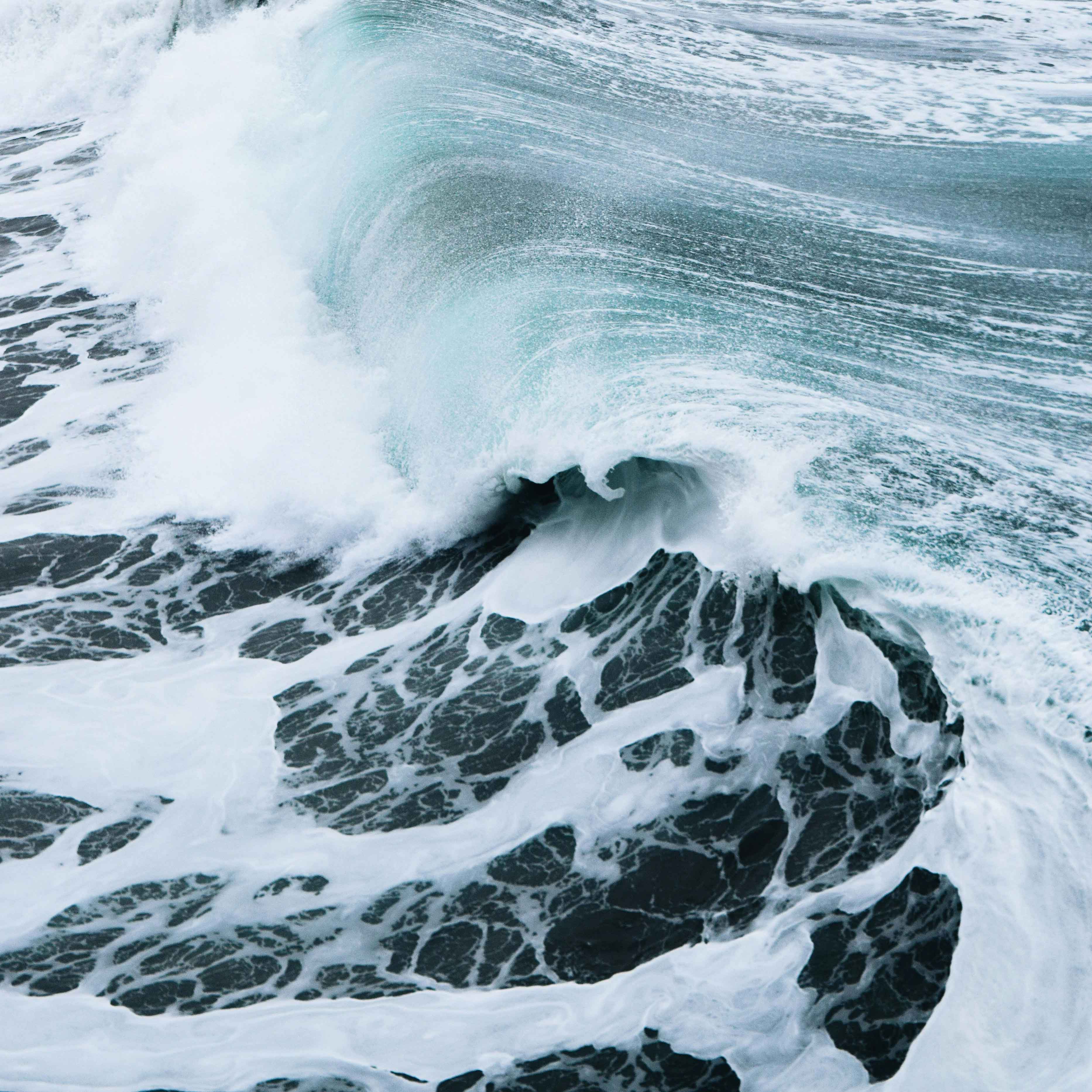 blue waves in the ocean